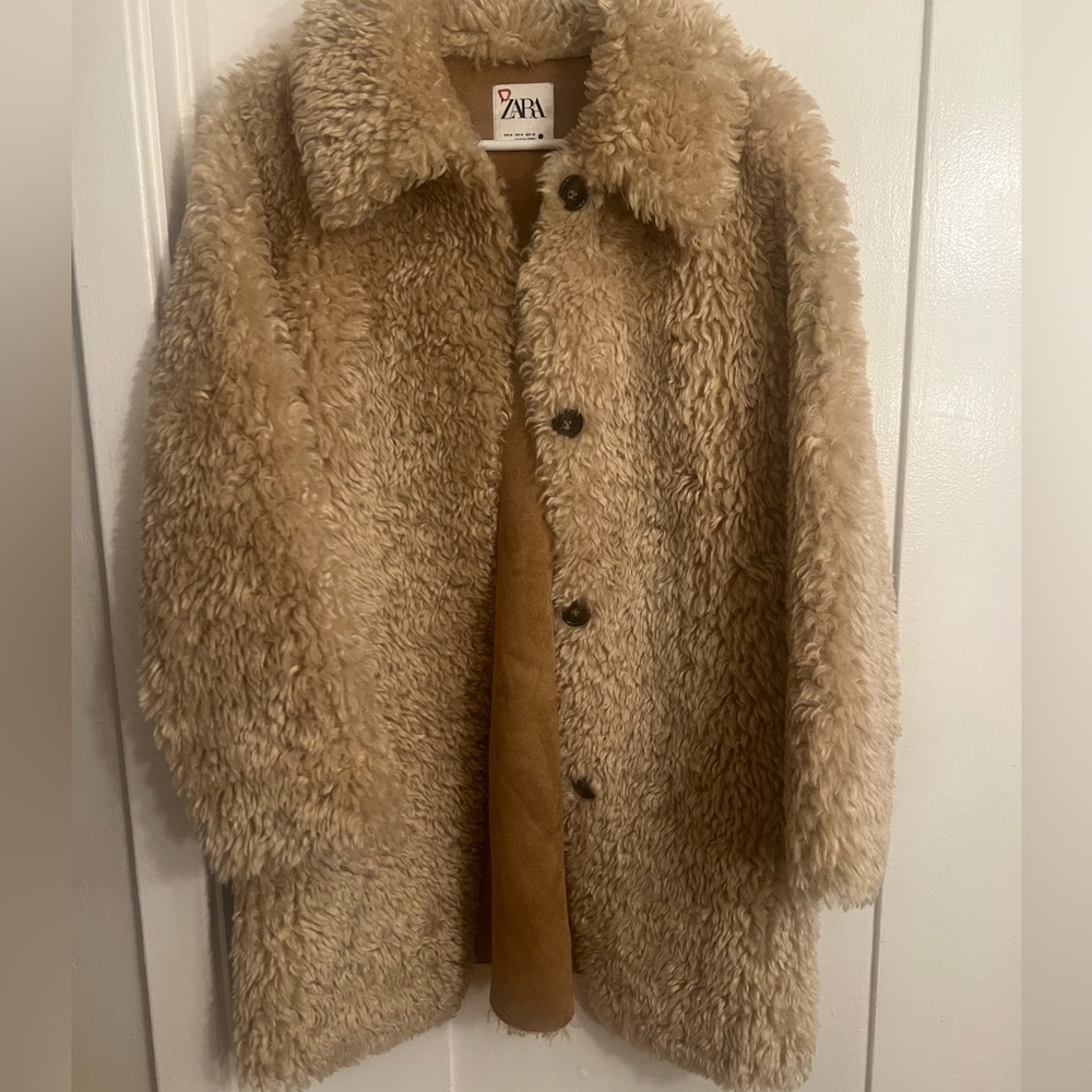 Zara Women’s faux fur coat. SIZE MEDIUM.